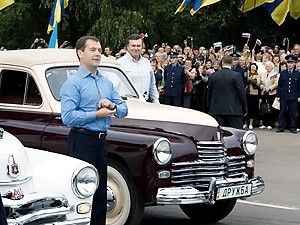 Янукович подарил Медведеву игрушечную «Победу»