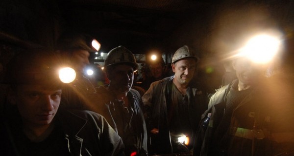 К чилийским шахтерам пробурили скважину