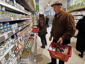 Бедным украинцам выдадут социальные продуктовые карточки