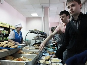 Львовских студентов заставляют платить в столовой только пластиковой картой