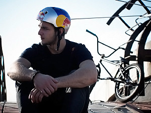 Велосипедист покатался на крыше 100-метрового дома в Киеве