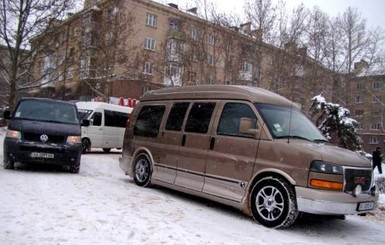 Янукович предпочитает ездить на микроавтобусах люкс-класса