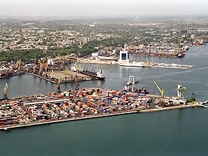 В Одесском порту выстроилась громадная очередь из нерастаможенных контейнеров