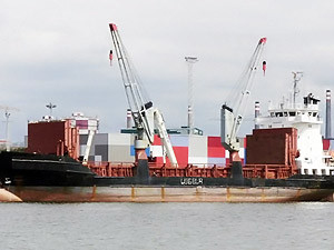 Пиратов, захвативших корабль с украинцами, окружают военные корабли Евросоюза