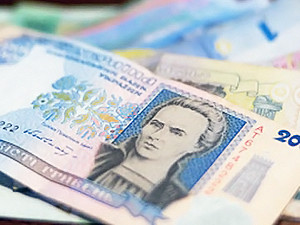 Средняя зарплата украинцев понизилась почти на сто гривен