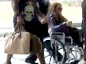 Мерайя Кэри передвигается в инвалидной коляске