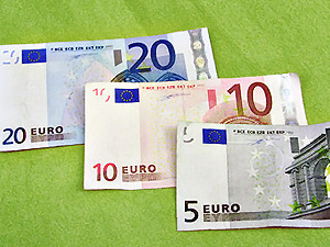Курс евро продолжает расти