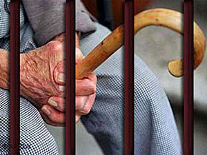Обиженный пенсионер напал на сотрудницу пенсионного фонда с заточенной тростью