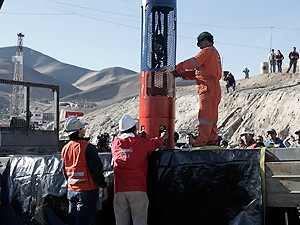 Замурованных чилийских шахтеров будут освобождать по списку