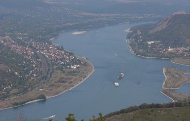 Спасателям удалось спасти Дунай от красного шлама