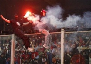 Сербские фанаты закидали футболистов стульями 