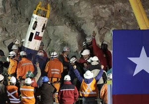 Спасатели вытащили из подземелья первого чилийского горняка  