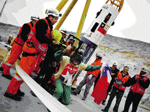 70 дней на 700-метровой глубине: Чилийским шахтерам, поднятым из-под земли, заранее выдали темные очки