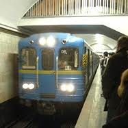 В киевском метро запустили булыжник в окно вагона с людьми