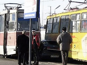 В центре Луганска два трамвая расплющили «Шевроле»