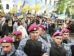 Суд запретил митинговать против Табачника под окнами Президента