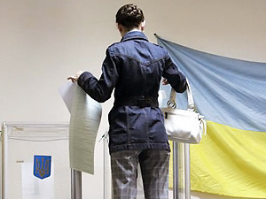 Большинство украинцев все еще интересуются политикой