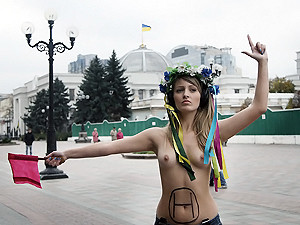 FEMEN разделись по случаю строительства вертолетной площадки для президента