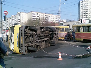 Во Львове «Богдан» с пассажирами протаранил трамвай: есть пострадавшие