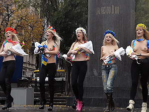 FEMEN Путину: Украину так легко не нагнуть!