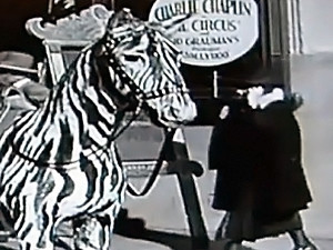 В кинохронику 1928 года попала женщина с мобильником