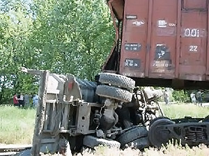 На Черкащине поезд с глиной протаранил грузовик