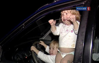Российская таксистка поселила двухлетних детей в легковушке 