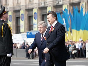 Янукович сказал, что праздновать День Независимости надо с салютом и парадом