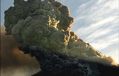 Задымил еще один вулкан: в Индонезии уже отменили авиарейсы