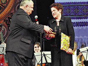 Людмиле Янукович подарили шкатулку для наград мужа