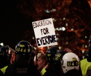 Студенты разгромили центр Лондона и побили полицию 