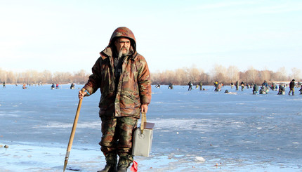 Рыбаки вышли на тонкий лед