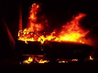 На столичной автостоянке сгорело три автомобиля