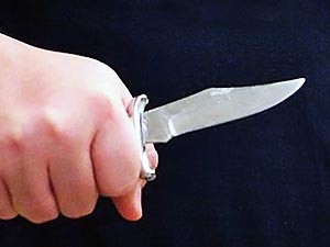 Черновчанин с ножом порезал троих людей
