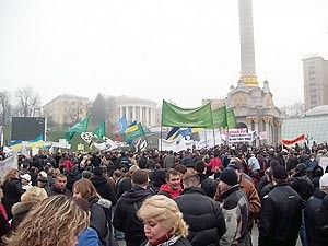 «Киев, проснись!»: толпа на Майдане пытается разбудить столицу