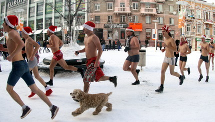 По Днепропетровску бегали голые Деды Морозы