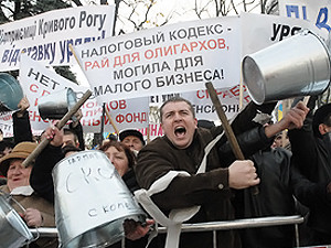 Три тысячи предпринимателей пытаются оглушить Януковича дудками