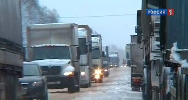 Россию замело снегом: на дорогах образовались пробки длинной сотни километров