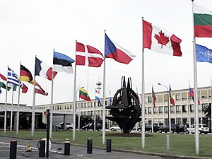 НАТО не настаивает на приезде Януковича к ним на саммит