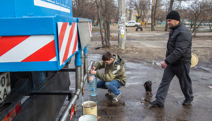 Жителям Бортничей привозят питьевую воду