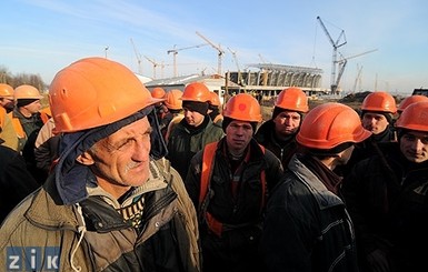 Во Львове строителей стадиона Евро-2012 уволили за страйк