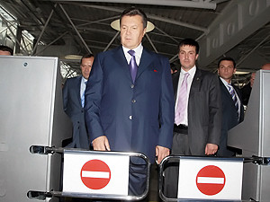 Янукович еще раз высказался по поводу Налогового кодекса. Опять в аэропорту
