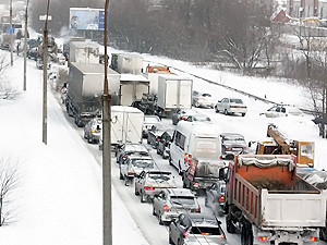Снег застопорил движение в нескольких районах Киева