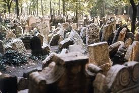 В Днепропетровской области вандалы разворотили еврейское кладбище