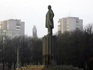 В Кременчуге подписали памятник Ленину: «Кат України. Покидьок»