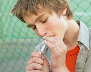 В Украине больше всего курят мужчины-неучи и образованные женщины