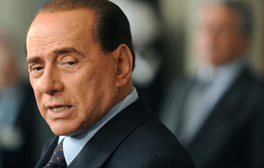В Риме противники Берлускони поджигают машины и бьют окна