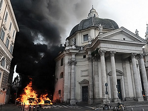 Италия бунтует против Берлускони: горят авто, мусорные баки и витрины магазинов
