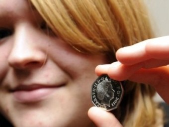 Молодая англичанка нашла монету из будущего 