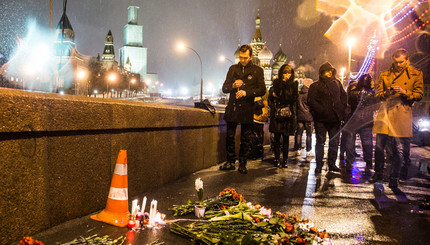 На место гибели Бориса Немцова люди несут цветы и свечи 